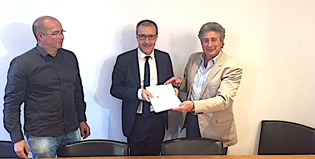 Henri Franceschi (à droite), président du Conseil économique et social de la Corse et Jean-Pierre Luciani ont remis le rapport du CESC sur le système éducatif au président de l'assemblée de Corse