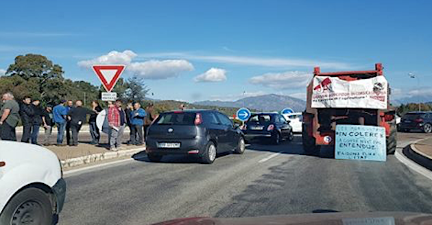 Blocage du rond-poind de Campo dell'Oro par les agriculteurs en colère.