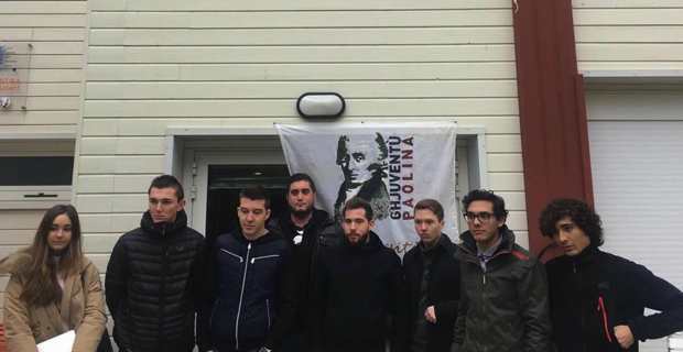 Les militants d'A Ghjuventù Paolina bloquant l'entrée de l'entrée de la Casa Studientina à l'Università di Corsica.