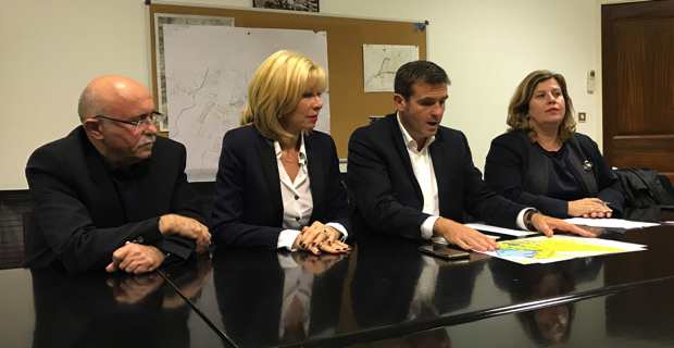 Jean-Martin Mondoloni, chef de file de la droite régionaliste et de la liste « A Strada di l' Avvene », entouré de trois de ses colistiers : Francis Guidici, maire de Ghisonnacia, Annette Pieri, notaire, et Marie Thérèse Mariotti, maire de Taglio-Isolaccio.