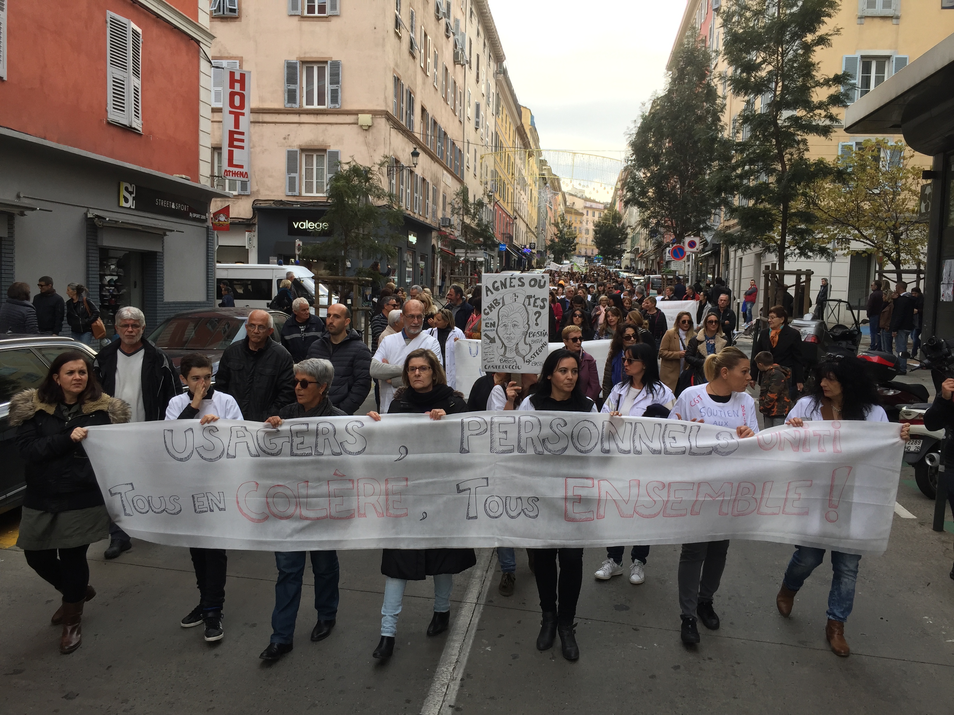 Bastia : La « marche blanche » pour l’hôpital rassemble plus d’un millier de personnes
