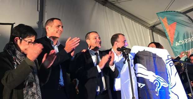 Les leaders de Pè a Corsica en meeting à Bastia.
