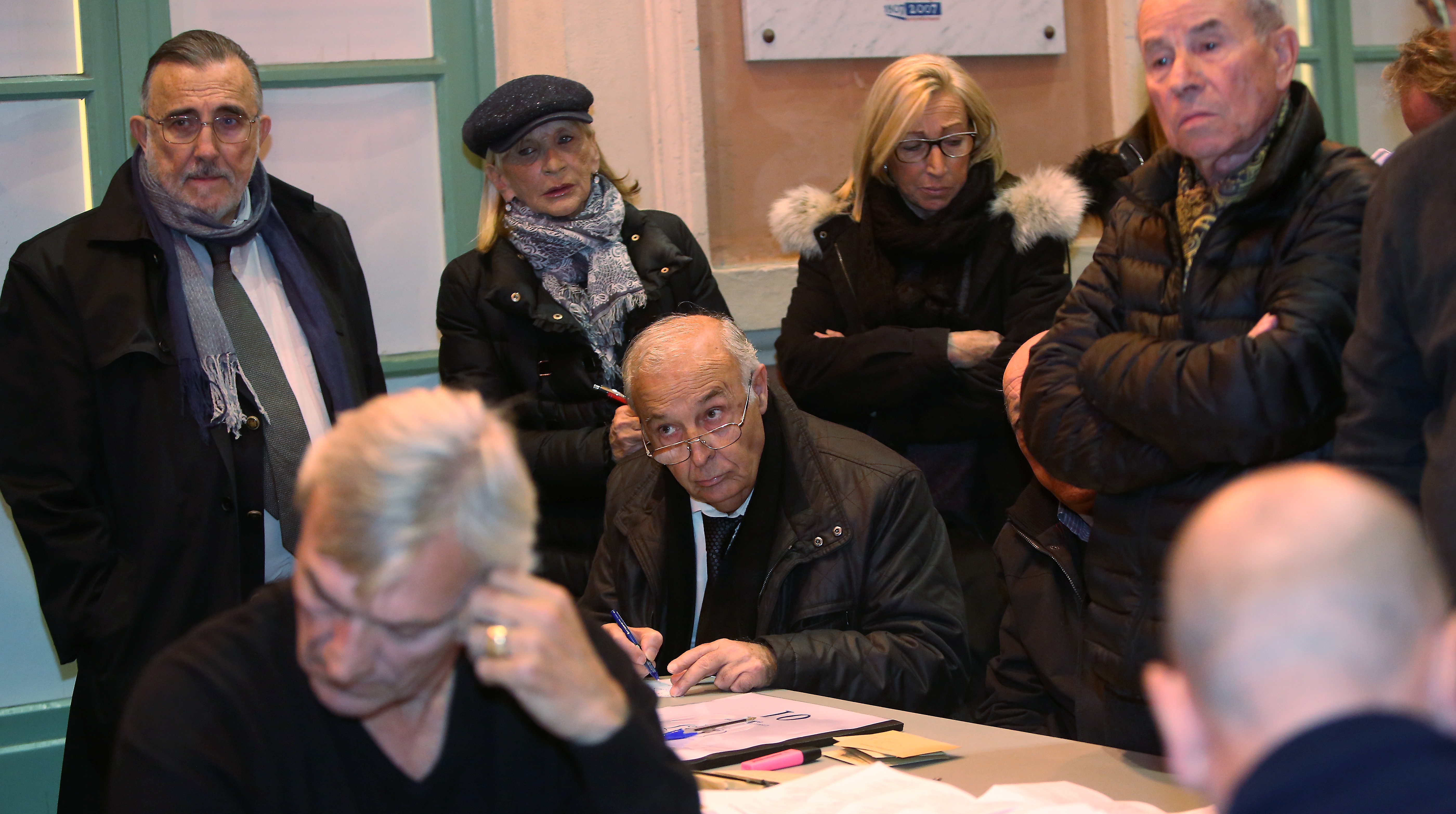 Paul-Antoine Luciani (à gauche) lors du dépouillement à la mairie d'Ajaccio…