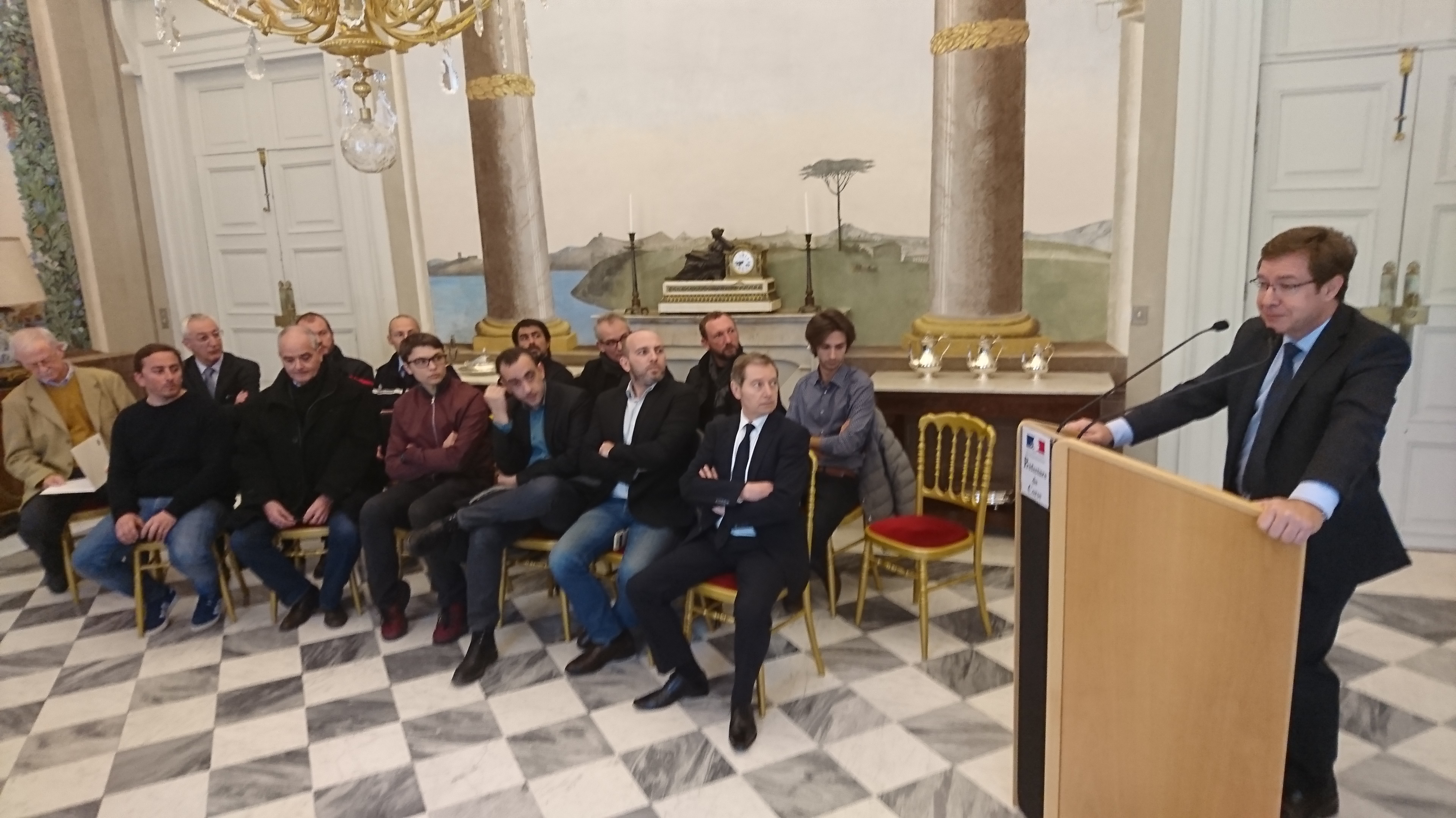 Autour du préfet, des hommes issus de la société civile ont témoigné de leur engagement à lutter contre les violences faites aux femmes.