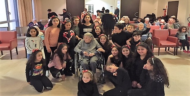 Magia di Natali trà anziani è ghjovani : i zitelli di u centru suciali di i canni sò andatià passà una stonda cù i vichjetti di a casa di riposu "Sainte Cécile"