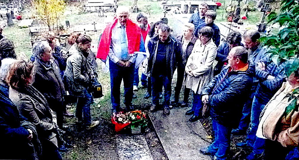 Zoran Radovanovic entouré du maire de Bocognano, Achille Martinetti, et quelques habitants, se recueille sur le tombeau du regretté médecin serbe (Photo : Corse Matin) -	Couverture du livre « Corse, terre d’accueil …
