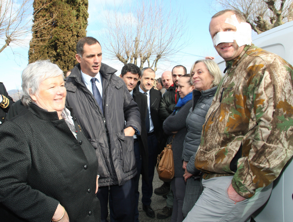 La ministre Jacqueline Gourault, accompagnée des élus locaux, rencontre les habitants de Chiatra où onze maisons ont brûlé.