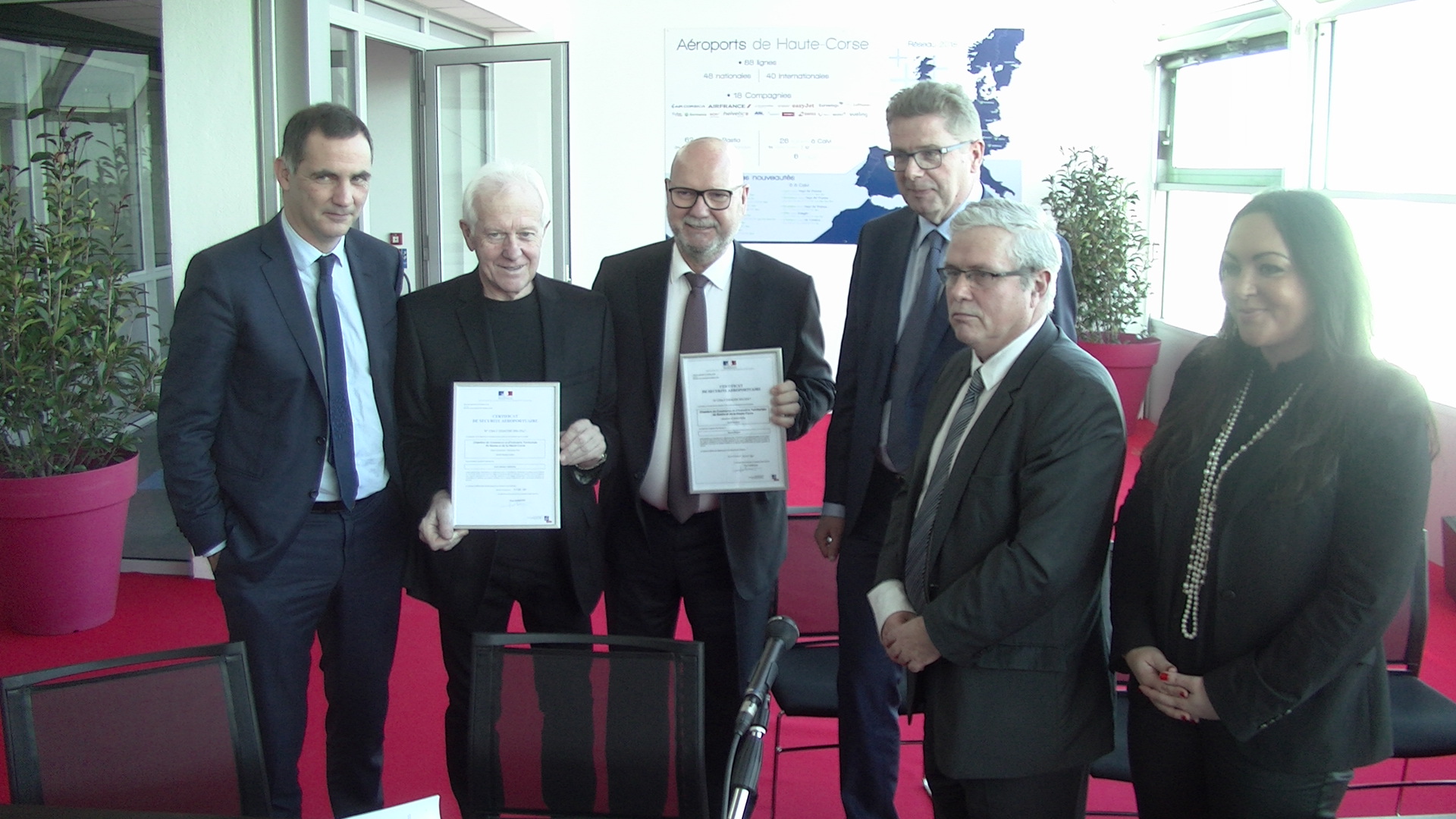 Gilles Simeoni (Président du Conseil Exécutif), Yves Tatibouet (Directeur de la sécurité de l’aviation civile Sud-Est), Jean Dominici (Président de la CCI2B), Gérard Gavory (Préfet de la Haute-Corse)  et  Vanina Boromei (Présidente de l’Office des Transports) ont présenté les certificats européens de sécurité aéroportuaires.