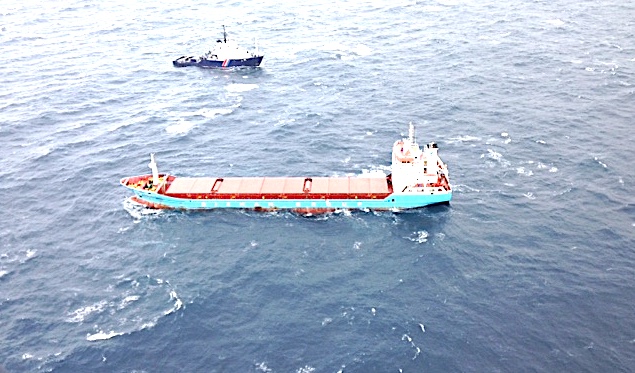 Le cargo à la dérive et le remorqueur de haute mer, l'Abeille Flandre (Copyright Marine Nationale