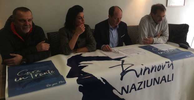 Paul-Félix Benedetti, leader d'u Rinnovu, entouré de militants.