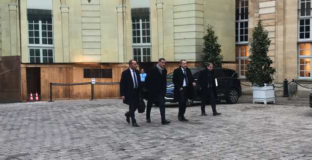Le président de l'Exécutif corse, Gilles Simeoni, et le président de l'Assemblée de Corse, Jean-Guy Talamoni, et leurs chefs de cabinet, dans la cour de Matignon.