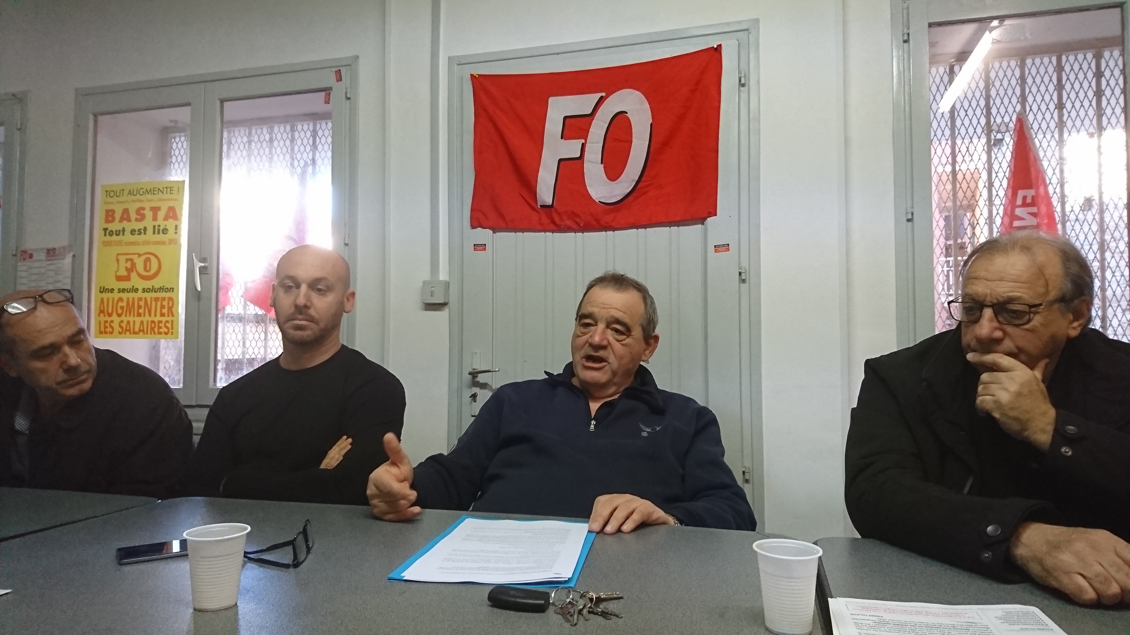 "Nous sommes dans un code du travail entreprise par entreprise", déplore Marcel Santini (au centre), secrétaire de l'union départementale FO Corse-du-Sud.