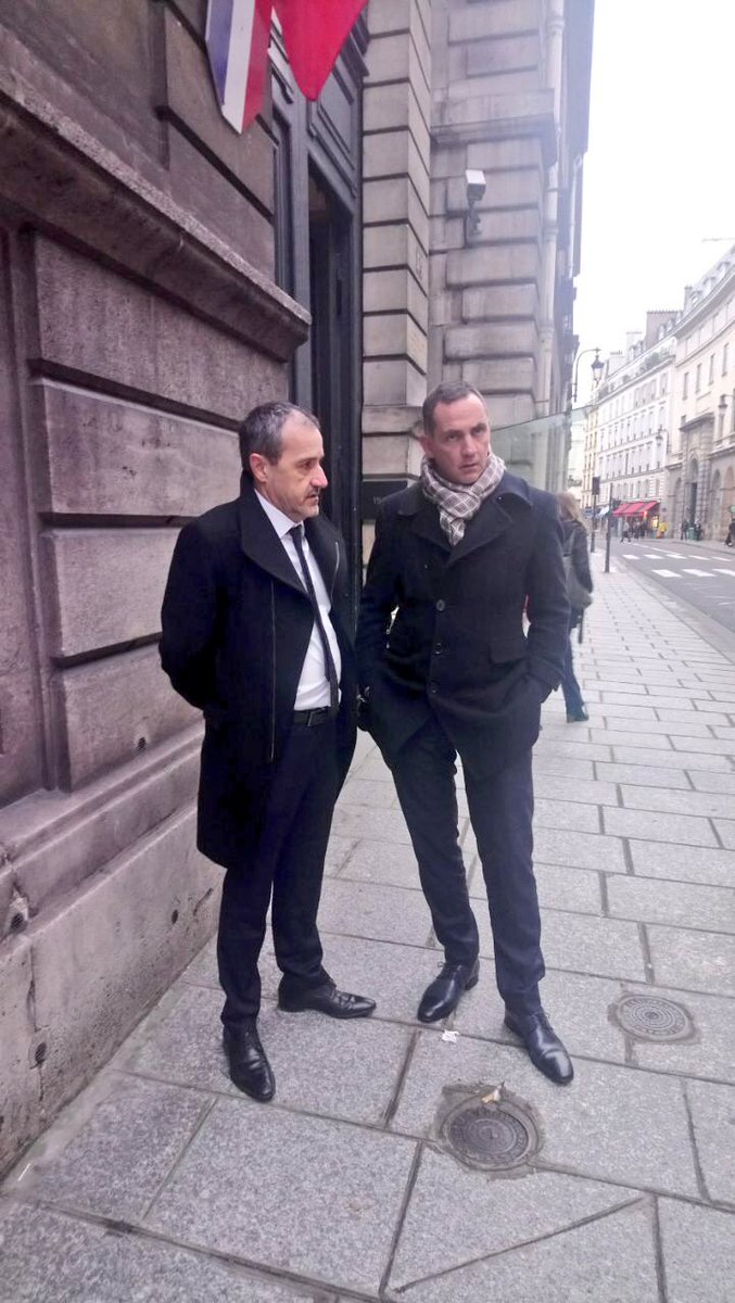 Les présidents de l’Assemblée et de l’Exécutif de Corse, Jean-Guy Talamoni et Gilles Simeoni, devant le Sénat, à l’issue de l’entretien avec Gérard Larcher.
