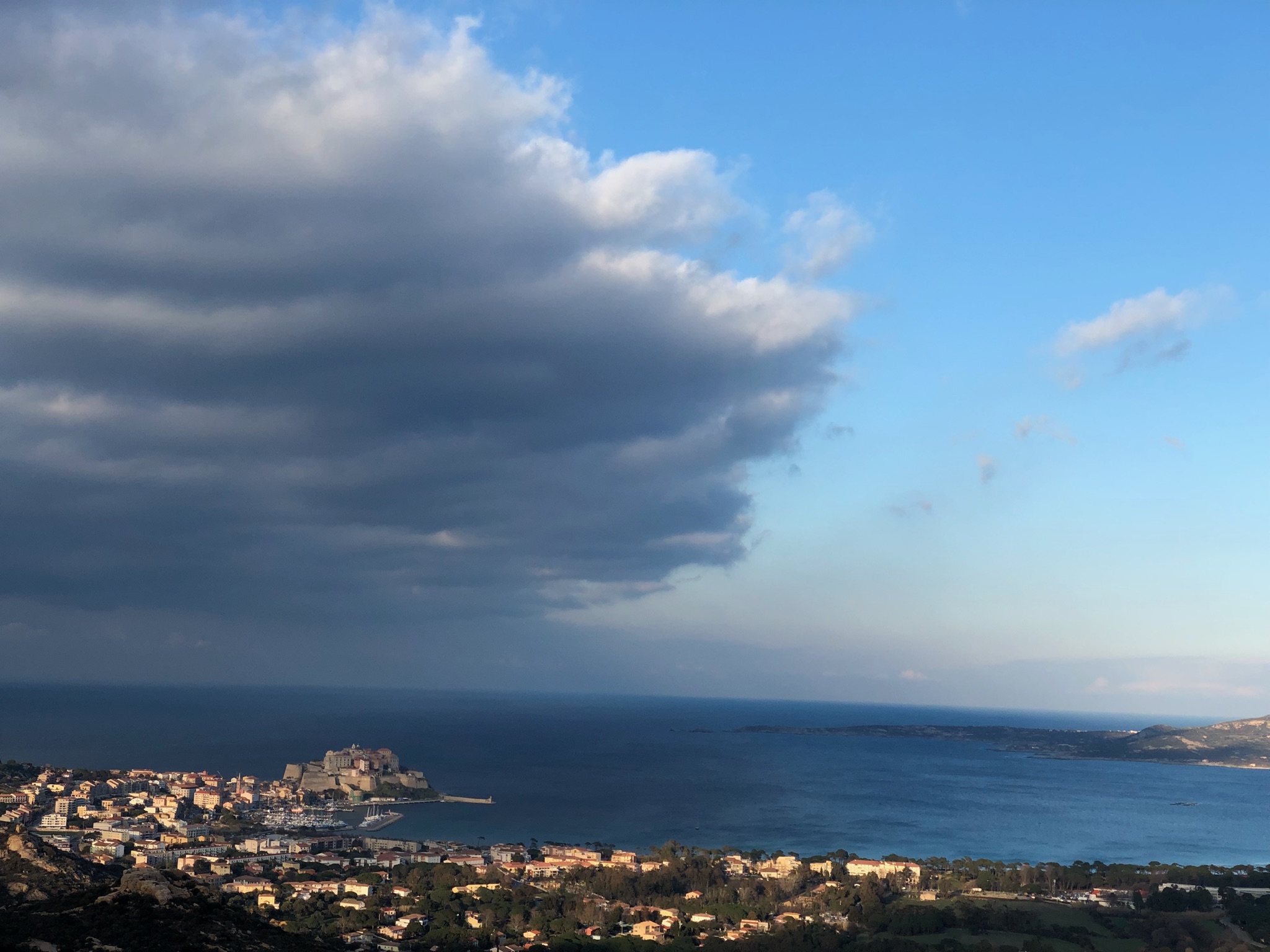 La photo du jour : Les nuages s'amoncèlent sur Calvi…