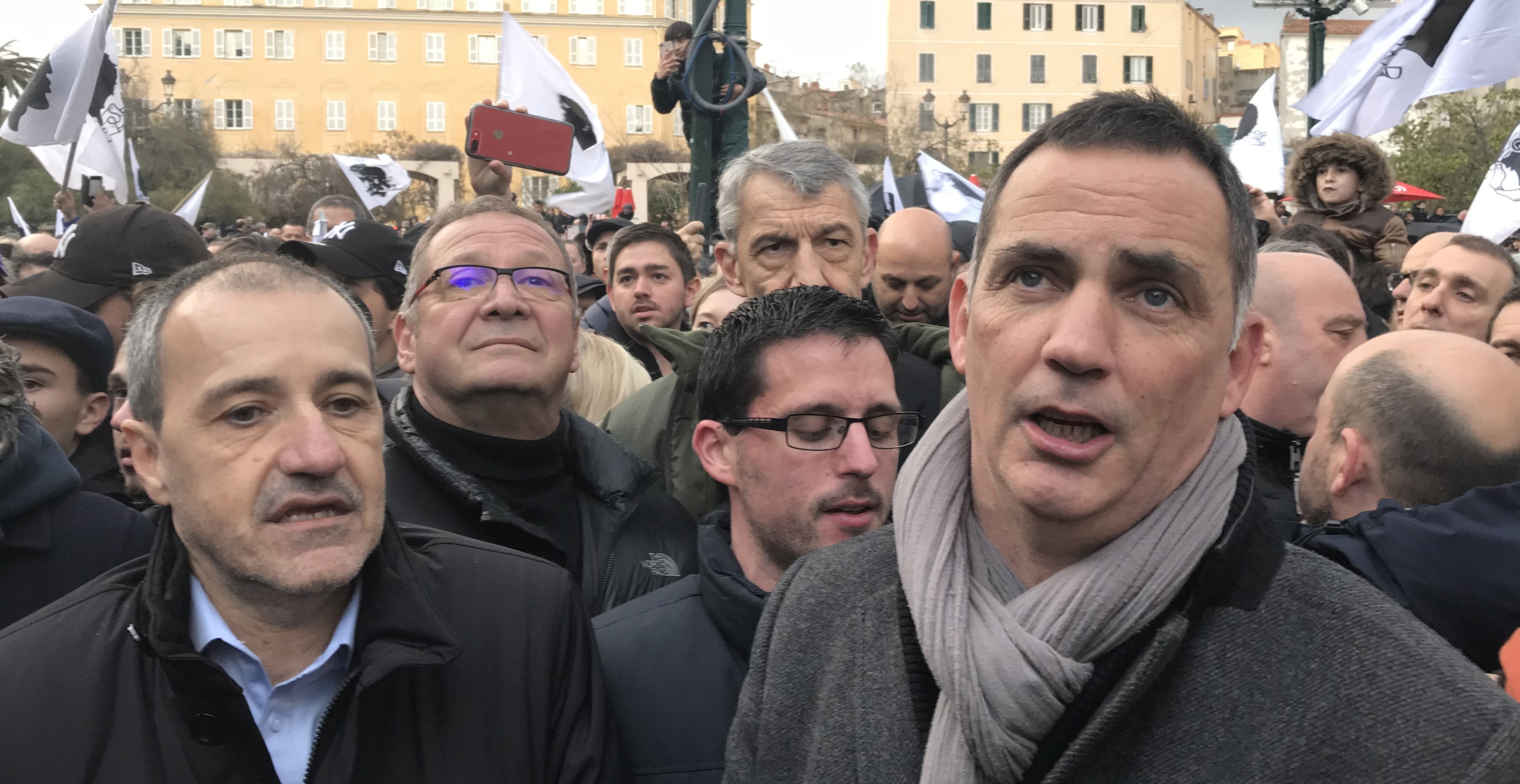 Le président de l'Exécutif, Gilles Simeoni, entonne le Dio vi Salvi Regina à la fin de la manifestation.