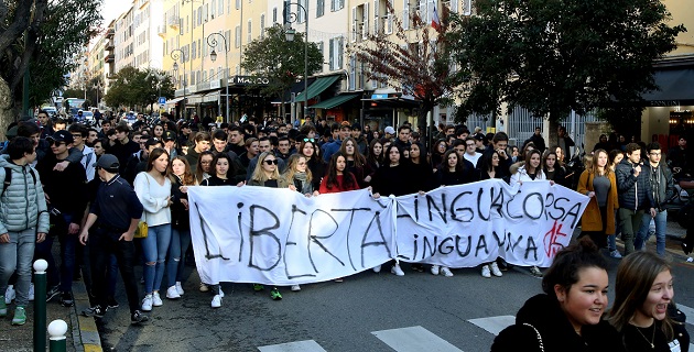 Les lycéens défilent à Ajaccio pour soutenir les élus nationalistes