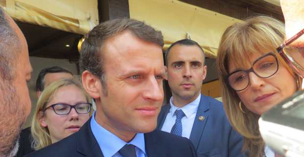 Emmanuel Macron, lors de sa visite en Haute-Corse, à Vescovato, pendant la campagne des présidentielles.