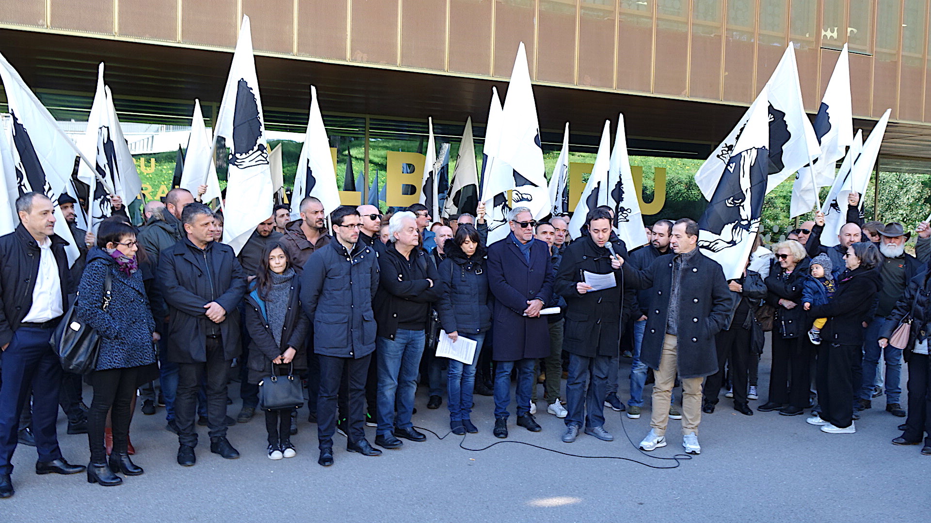 Après le discours de Emmanuel Macron : "Avemu un paese da fà, è u feremu !" clame Corsica Libera