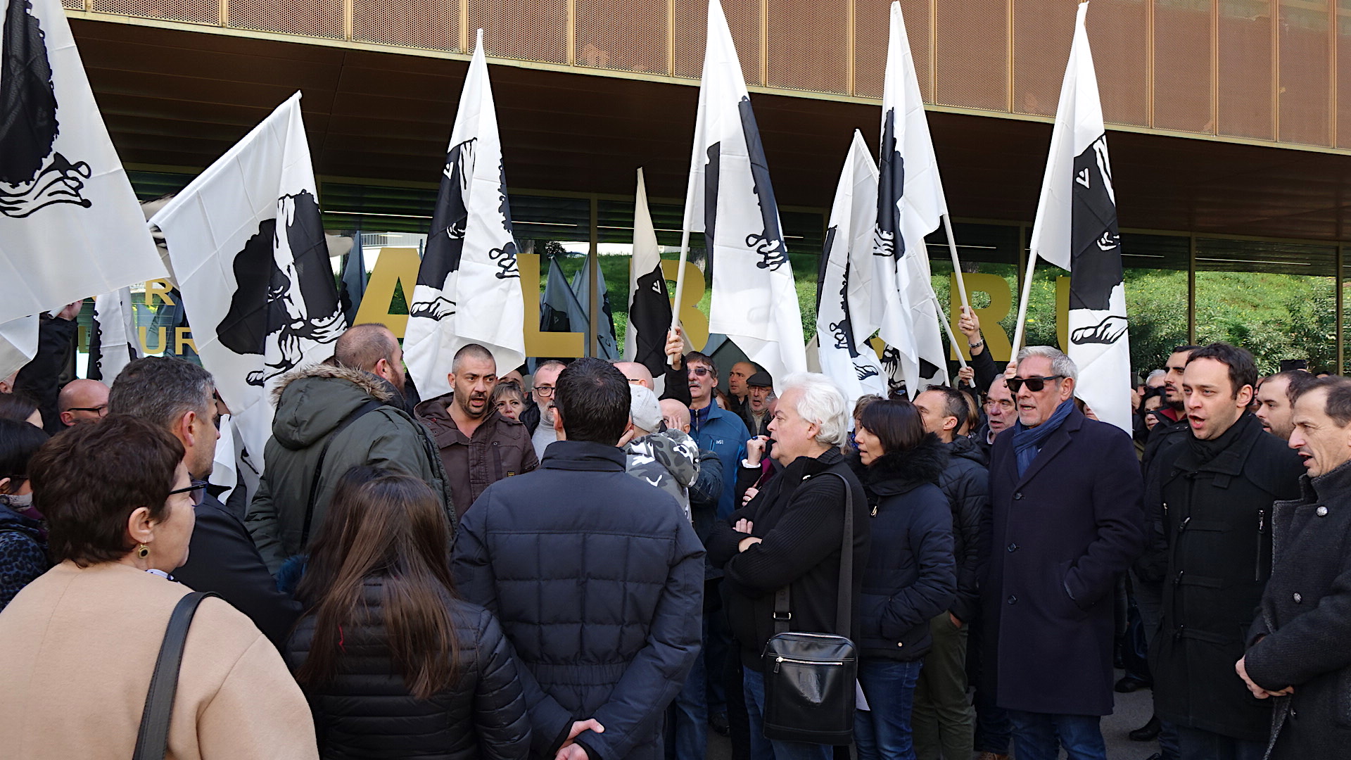 Après le discours de Emmanuel Macron : "Avemu un paese da fà, è u feremu !" clame Corsica Libera