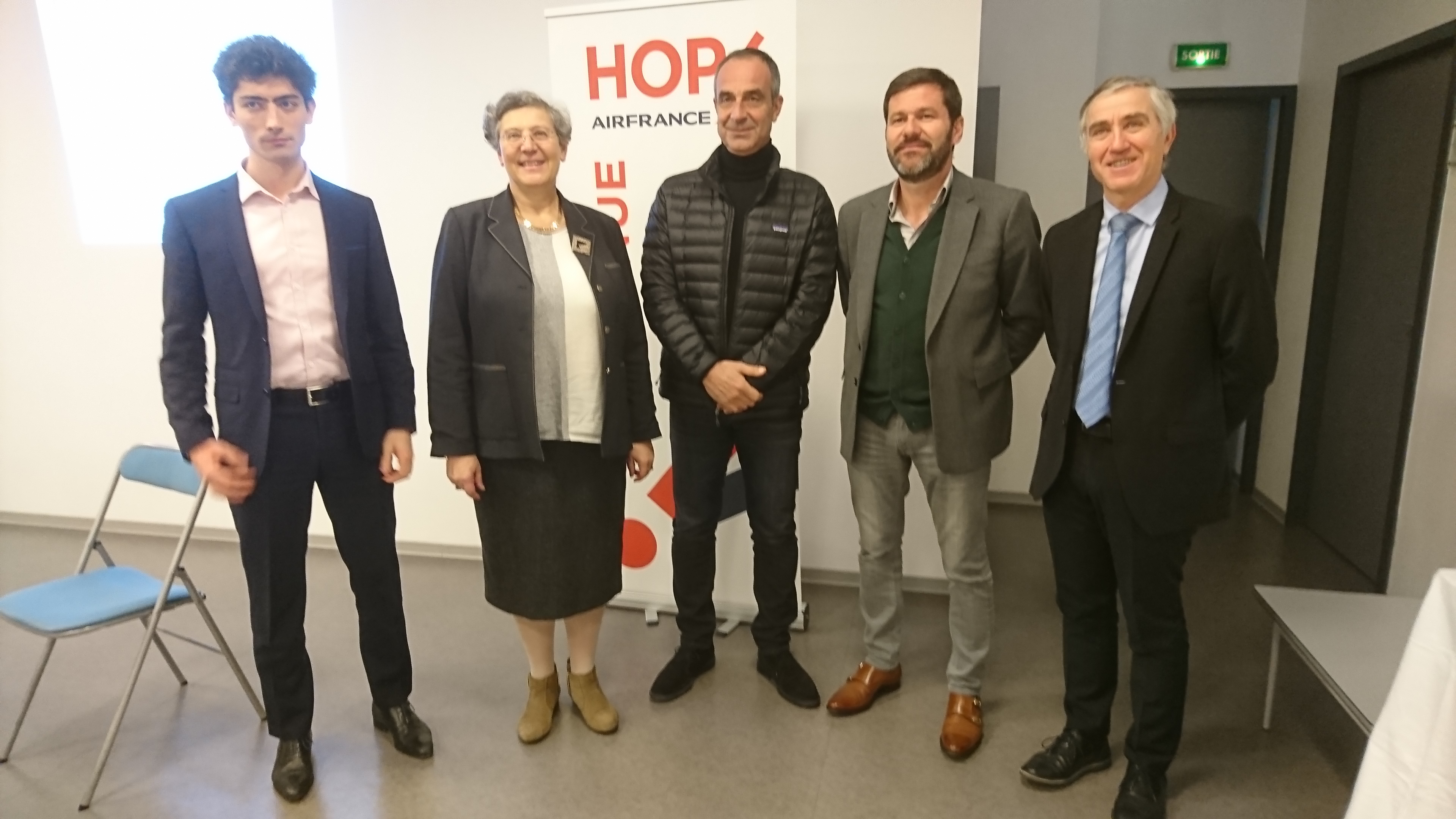 Eloi Thiebaut, chargé du programme HOP ! Air France ; Hélène Abraham, directrice commerciale marketing de HOP ! ; Jean-Charles Antona, 1er vice-président de la CCI 2A ; Laurent Poggi, directeur d'exploitation de l'aéroport d'Ajaccio ; Didier Arnaud, directeur régional Air France pour la Corse.
