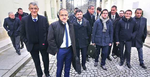 La délégation corse composée du président de l'Exécutif de la Collectivité de Corse, Gilles Simeoni, du président de l'Assemblée de Corse, Jean-Guy Talamoni, des présidents des groupes politiques territoriaux, Hyacinthe Vanni, Petr’Anto Tomasi, Jean-Martin Mondoloni, Valérie Bozzi, Jean-Charles Orsucci, assisté de François Orlandi, du président de la Commission législative et règlementaire, Jean François Casalta, des parlementaires corses, des maires de Bastia et d’Ajaccio et du représentant de l’association des maires de Haute-Corse, Don Marc Albertini…