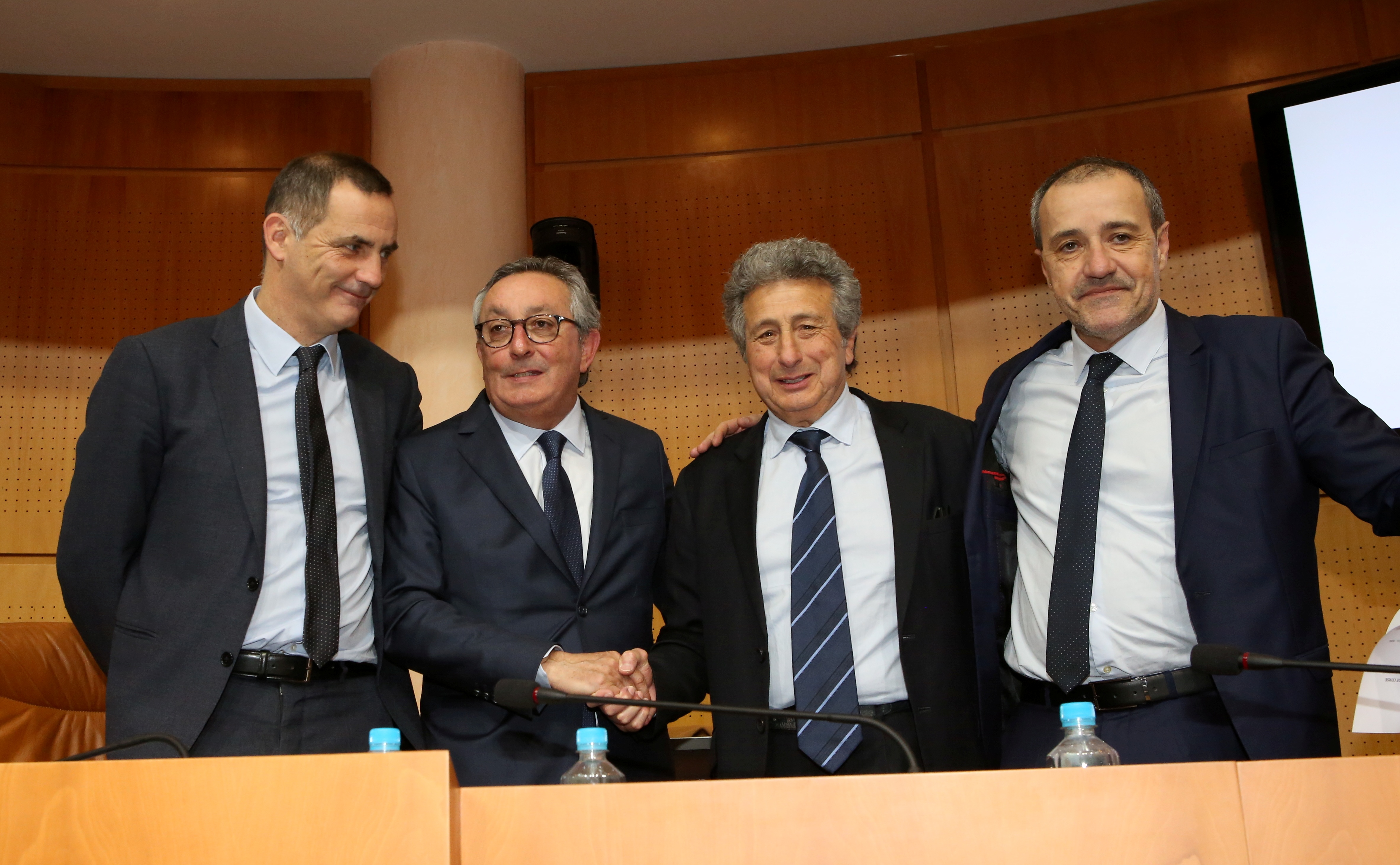 Entre Gilles Simeoni et Jean-Guy Talamoni, Paul Scaglia (2e à gauche) serre la main de son prédecesseur Henri Franceschi à la tête du Conseil économique, social, environnemental et culturel  de Corse.