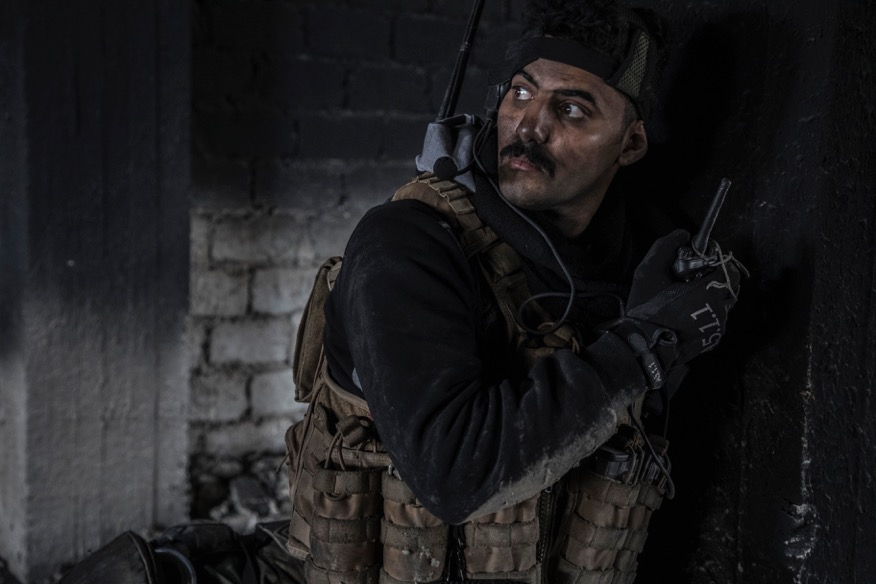 Mossoul, Irak, le 19 mars 2017 Ali, l'officier radio de la division de réaction d'urgence (ERD), pendant une attaque des combattants de Daesh sur sa position, un immeuble aux portes de la vieille ville de Mossoul. Il sera blessé en fin de journée. Photo Laurent Van der Stockt pour Le Monde