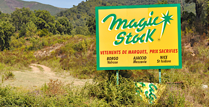 Selon Paysages de France il aura fallu près de 3 ans pour faire tomber ce panneau installé en plein maquis