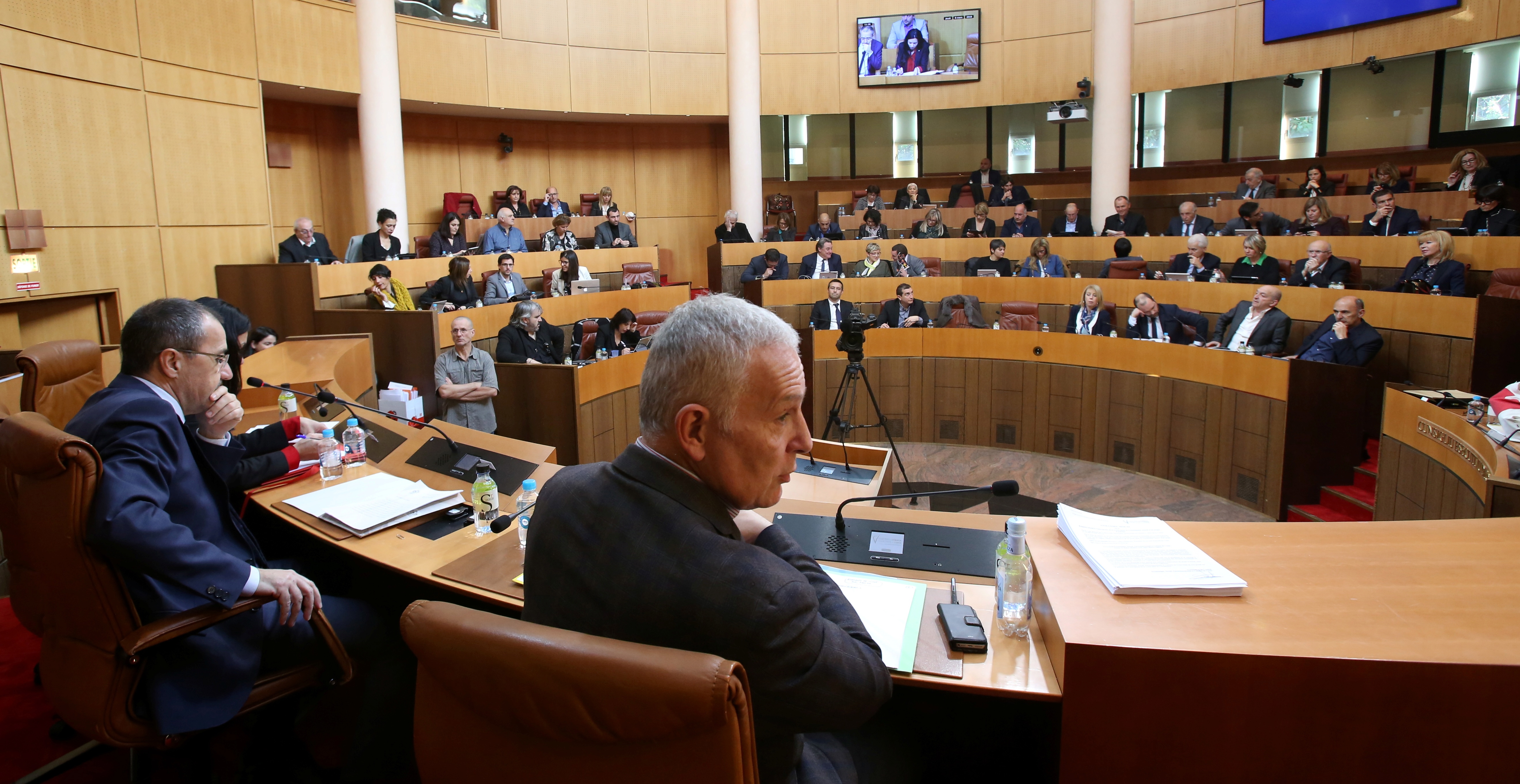 Réforme constitutionnelle : Les réactions des groupes politiques