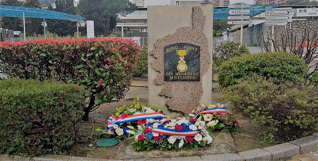 Dépôt de gerbes rond Point des médaillés militaires (Photo MS)