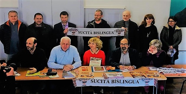 Saveriu Luciani, Cunsiglieru Esecutivu incaricatu di a Lingua Corsa, Joëlle Titrant-Suzzoni, Prisidenti di a FFRACC, firmani « a Cartula di a lingua Corsa », in prisenza di Micheli Leccia, prisidenti di l’associu « Parlemu corsu”