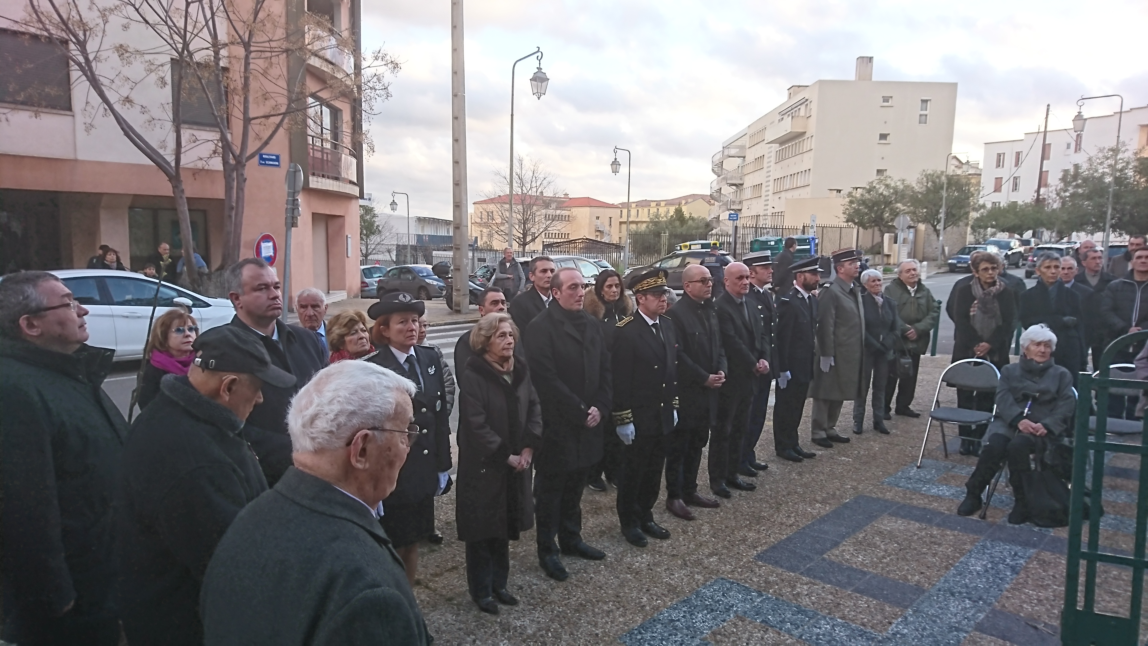 Une trentaine de personnes étaient présentes, dont le préfet Bernard Schmeltz, le député Jean-Jacques Ferrara, et le maire ajaccien Laurent Marcangeli.