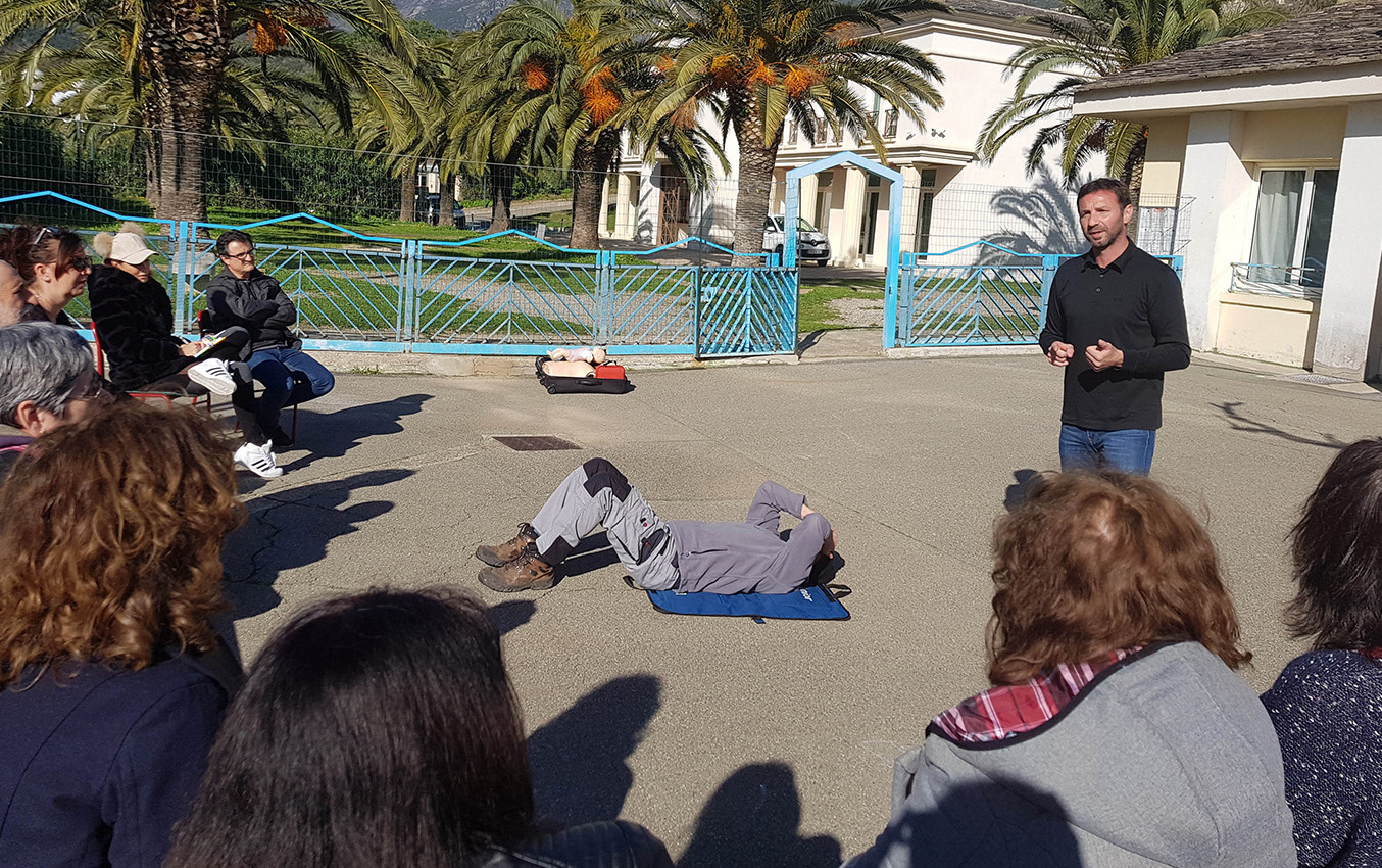 Défibrilateur et formation aux gestes de premiers secours à Santa Maria di Lota