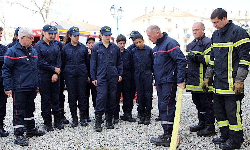La lutte contre l’incendie démontrée aux cadets de la Sécurité civile à Corte