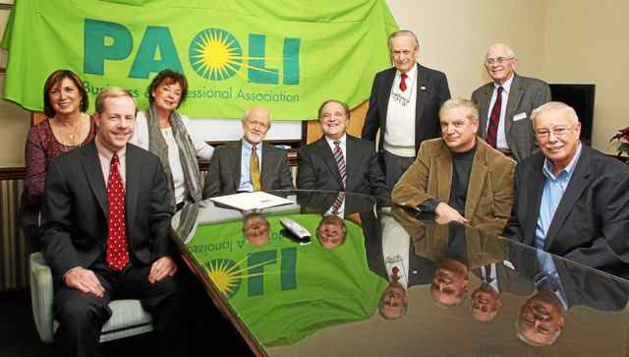 Edward C. Auble, Président émérite de la Paoli Business and Professional Association de Paoli City, en Pennsylvanie (au centre) @Daily Local News