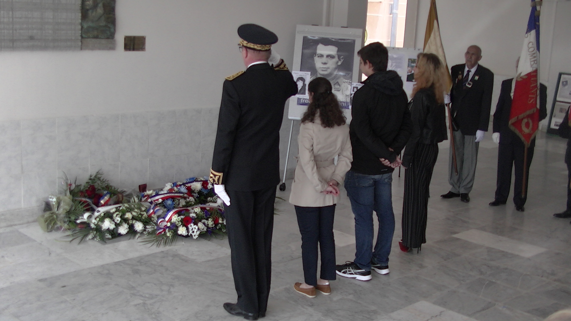 Des gerbes ont été déposées notamment par le prefet et les élèves du lycée