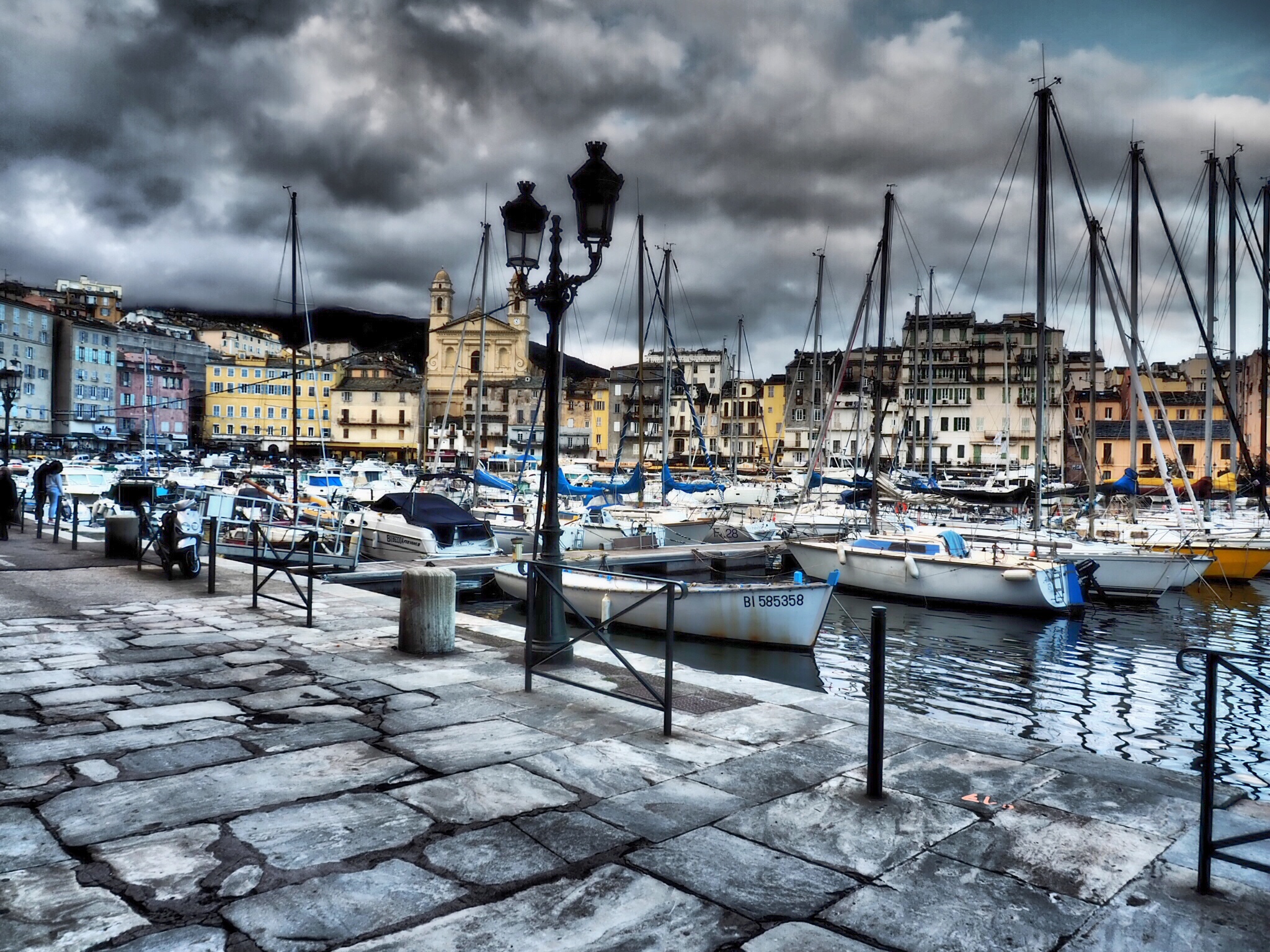 La photo du jour : Quai des brumes sur le Vieux-Port de Bastia…