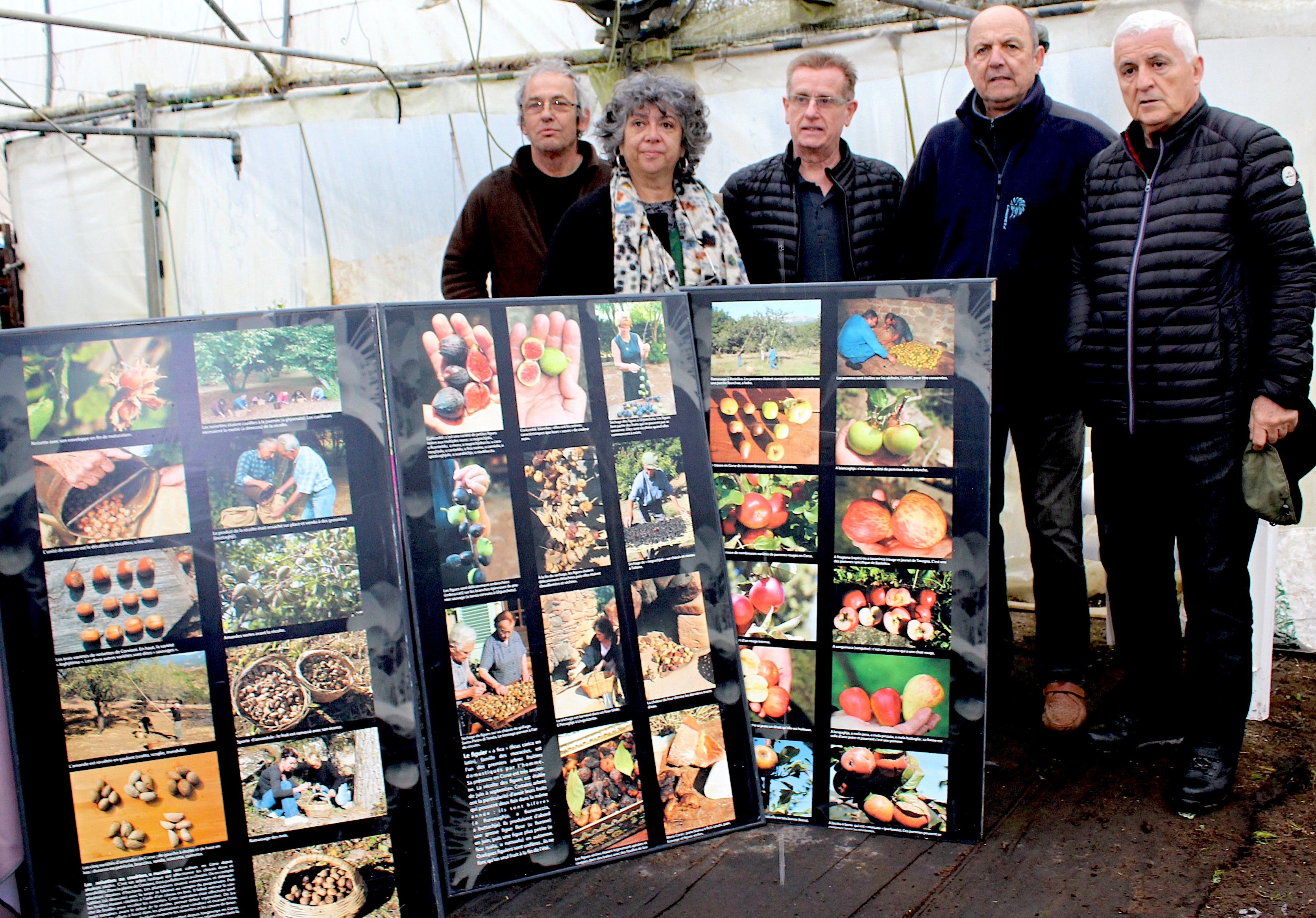 Une présentation de différents fruits sur des panneaux explicatifs avec Ruth Stegassy et Jean-Pierre Bolognini