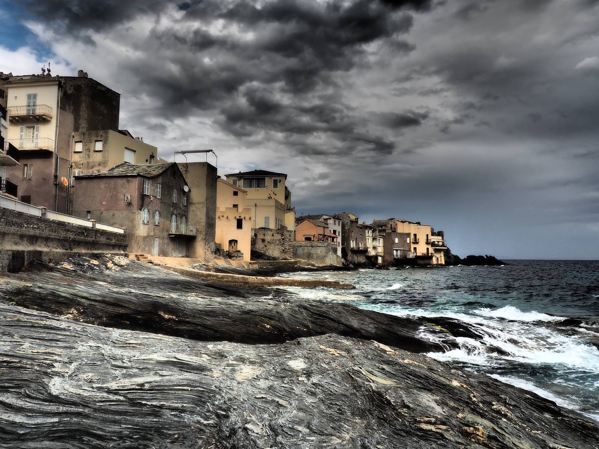 La photo du jour : Sous le ciel menaçant d'Erbalonga…