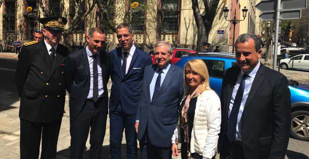 Le ministre de la cohésion des territoires, Jacques Mézard, devant l’îlot de la Poste à Bastia, entouré du préfet de Haute-Corse, Gérard Gavoury, du président de l'Exécutif Corse, Gilles Simeoni, du maire de Bastia, Pierre Savelli, de la 1ère adjointe en charge de la politique de la ville, Emmanuelle De Gentili, et de François Tatti, président de la CAB.