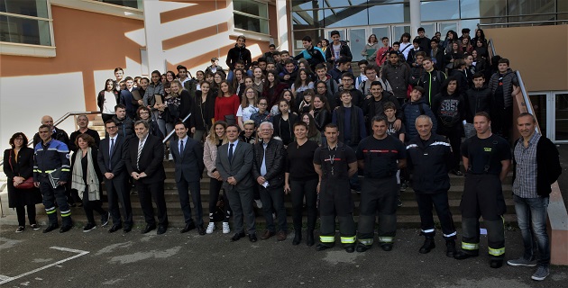 Les officiels, l'équipe pédagogique et les intervenants avec toutes les classes de 6ème ayant participés à la Journée Sécurité du collège Arthur Giovonni.