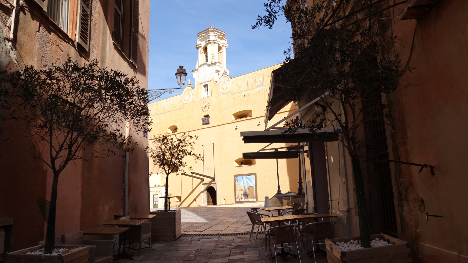 La photo du jour : Le clocheton du Palais des gouverneurs en pleine lumière