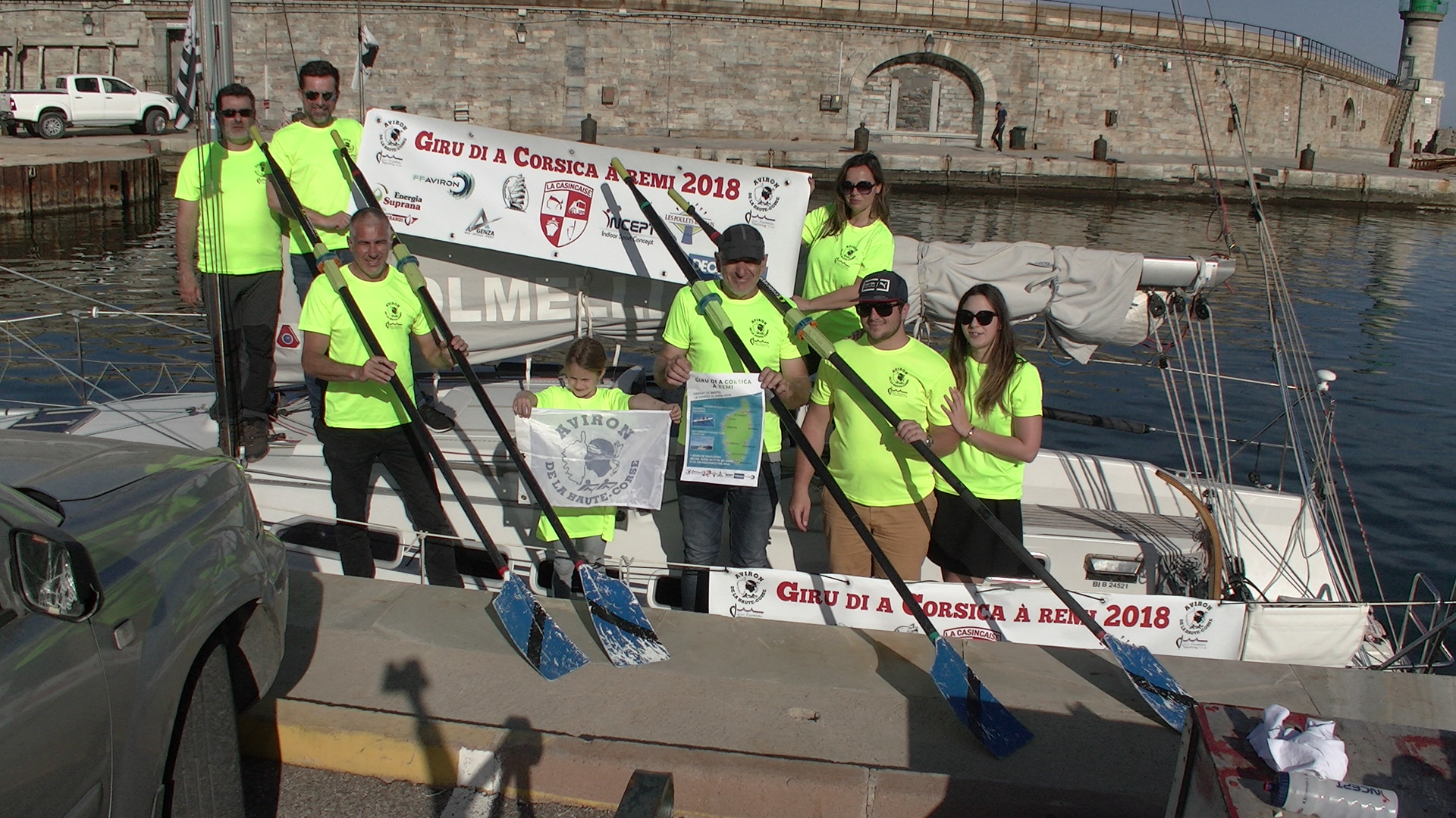 Patrick Boni (premier plan à gauche), Paul Mattia (au centre) et l'équipe d'assistance