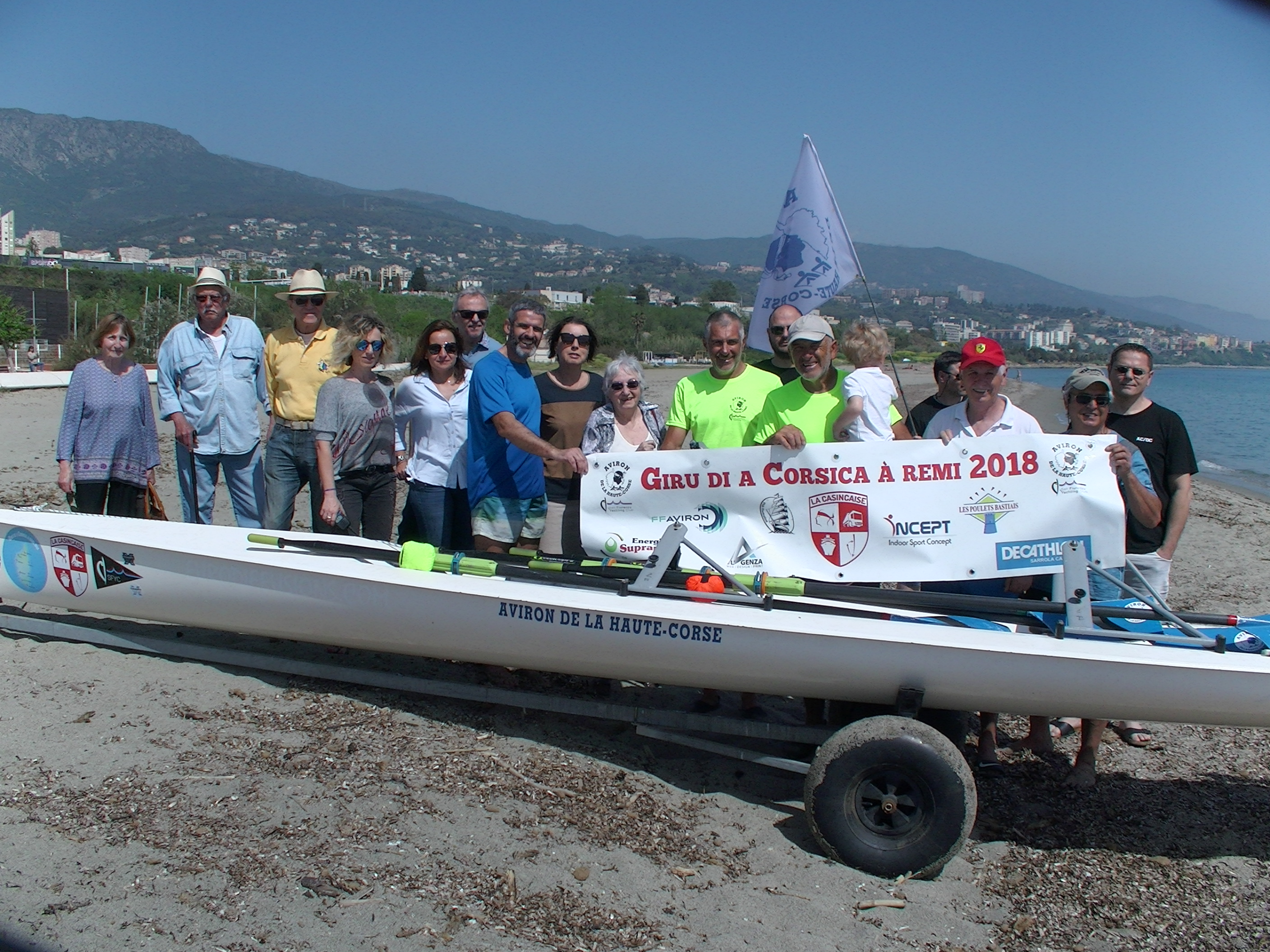 Paul Mattia et Patrick Boni accueillis par leurs proches après 8 jours en mer