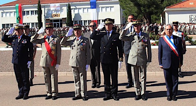 Les honneurs sont rendus au drapeau par les autorités civiles et militaires