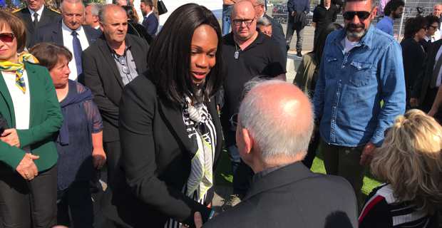 La ministre des sports, Laura Flessel, après la cérémonie devant la stèle à Fuiani.