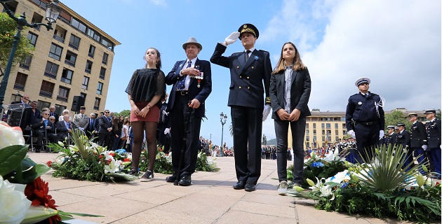 Herbert Biggs devant le monument aux mort place du Diamant Photo MJT