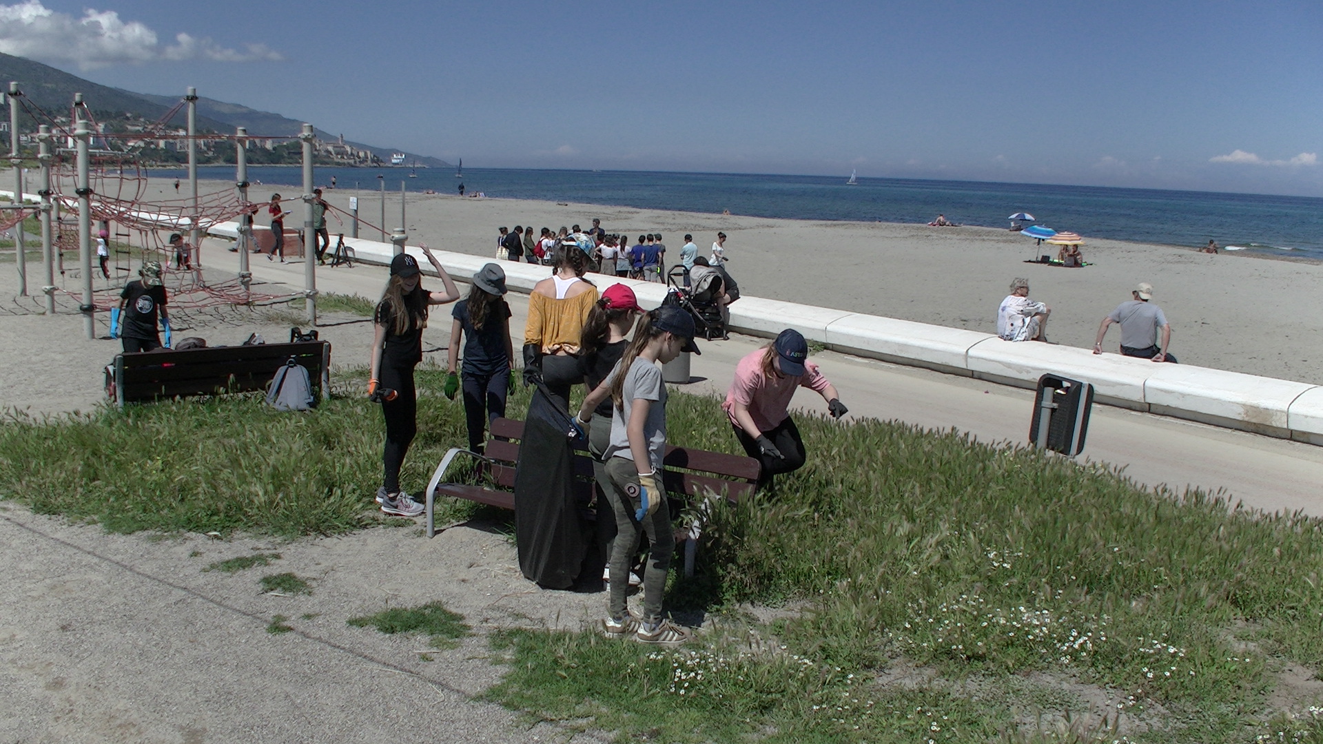 Quand les élèves du collège Simon-Vinciguerra nettoient la plage de l’Arinella à Bastia