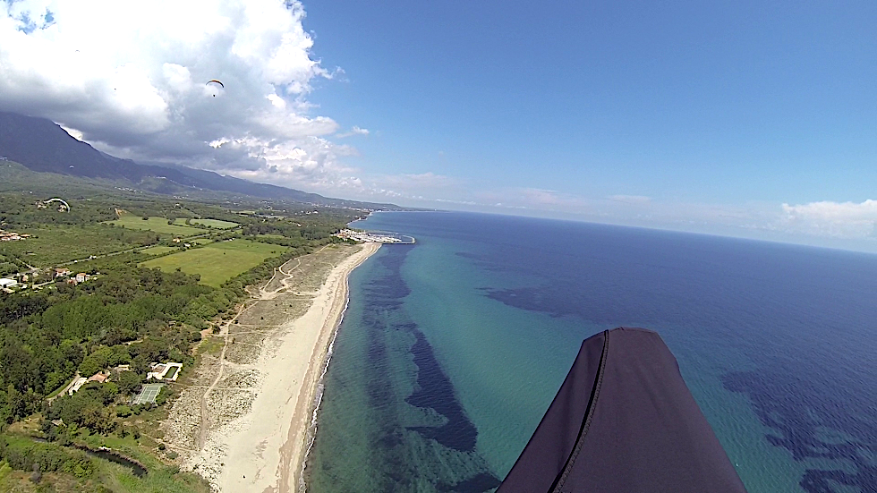 La photo du jour : Sous l'aile du parapente, Cervioni