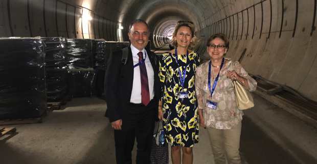 Nanette Maupertuis, entourée de ses collégues italien et français, visitant le chantier du métro de Sofia financé par l'Europe.